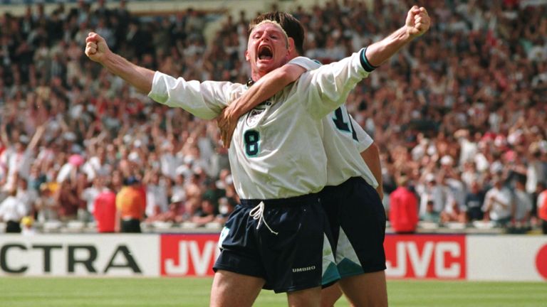 Paul Gascoigne feiert nach seinem berühmten Tor gegen Schottland bei Euro 96