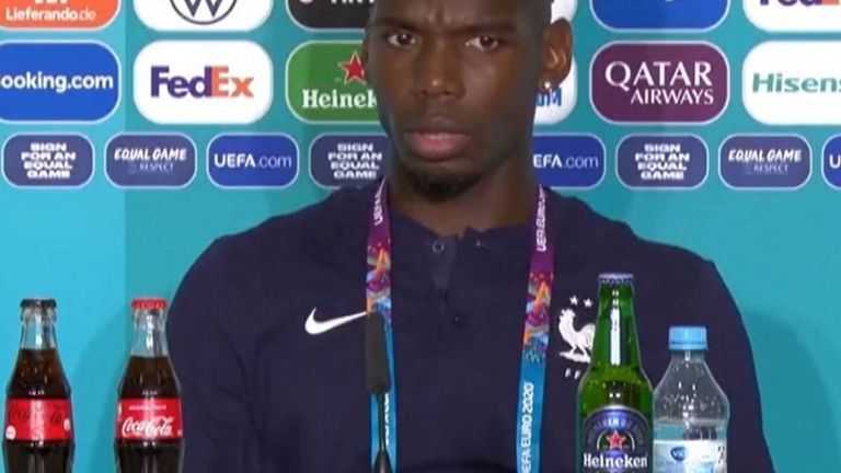 Paul Pogba regarde la bouteille de bière avant de la retirer