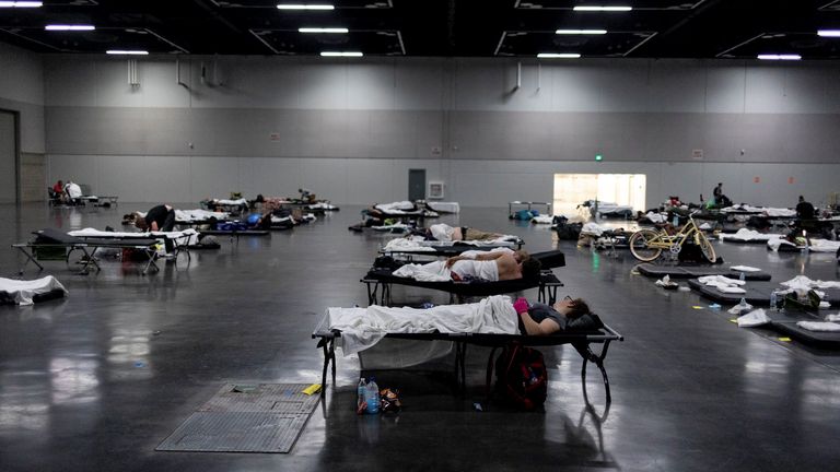 Les gens dorment dans un abri rafraîchissant à Portland, Oregon