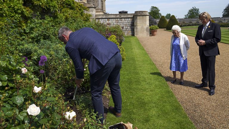 La reina observa la rosa del duque de Edimburgo plantada en el borde de los jardines del castillo de Windsor.