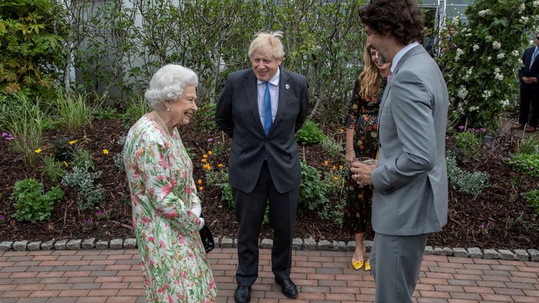 La reina Isabel de Gran Bretaña, el primer ministro canadiense Justin Trudeau y el primer ministro británico Boris Johnson asisten a una recepción con bebidas al margen de la cumbre del Grupo de los Siete, en el Proyecto Eden en Cornualles, Reino Unido, el 11 de junio de 2021. Jack Hill / Paul vía Reuters