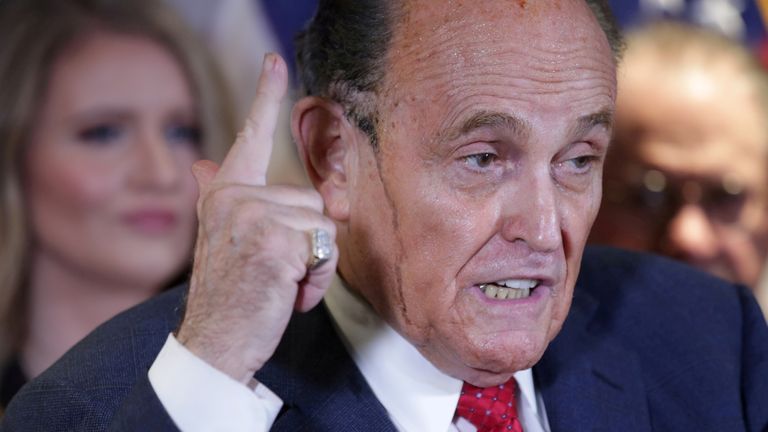Herr Giuliani wird in New York und möglicherweise in anderen Rechtsgebieten nicht als Rechtsanwalt arbeiten können