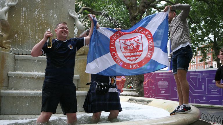 Penggemar Skotlandia menunjukkan dukungan mereka di Leicester Square