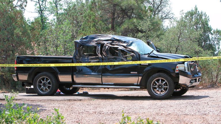 Le camion Ford a subi des dommages importants après avoir heurté les cyclistes.  Photo : AP