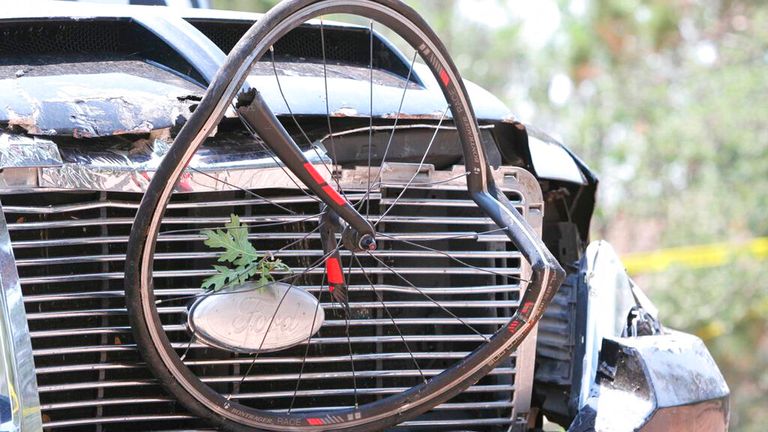 Une roue est restée encastrée à l'avant du camion.  Photo : AP