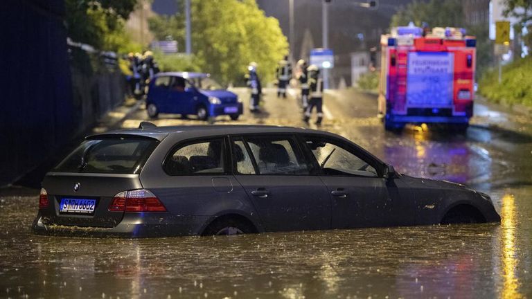 Une voiture se trouve dans un passage souterrain inondé à Stuttgart.  PIc : Marijan Murat/dpa/AP