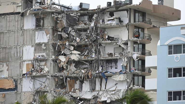 フロリダ州サーフサイド-6月25日：フロリダ州マイアミの2021年6月25日にサーフサイドでアパートが崩壊した後も家族が行方不明のままであるため、崩壊したアパートの概要。 クレジット：mpi04 / MediaPunch                        