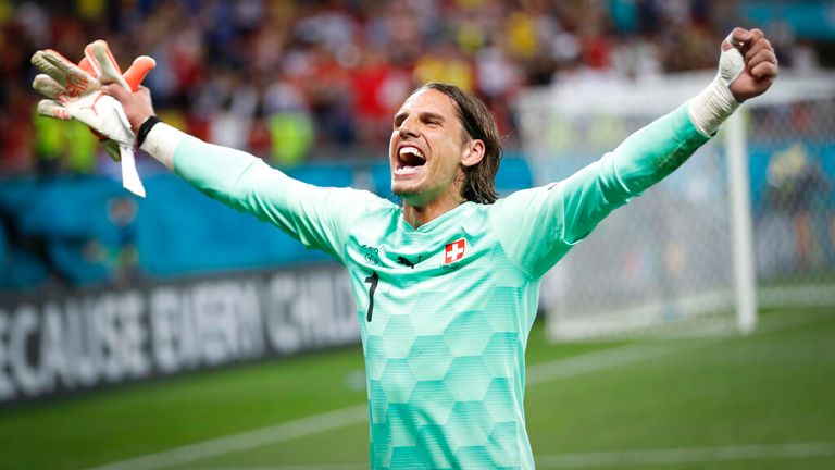 Le gardien suisse Yann Sommer célèbre en sauvant le dernier penalty du match.  Photo : AP