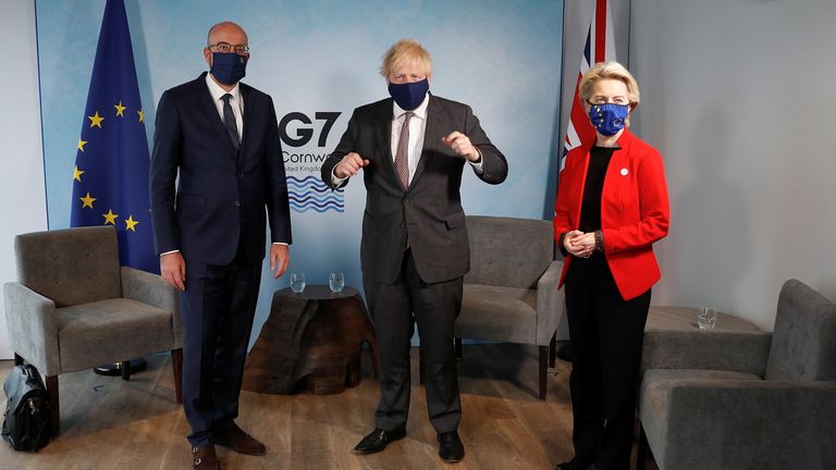 Le Premier ministre britannique Boris Johnson rencontre la présidente de la Commission européenne Ursula von der Leyen et le président du Conseil européen Charles Michel lors du sommet du G7 à Carbis Bay, Cornwall, Grande-Bretagne, le 12 juin 2021. REUTERS/Peter Nicholls/Pool
