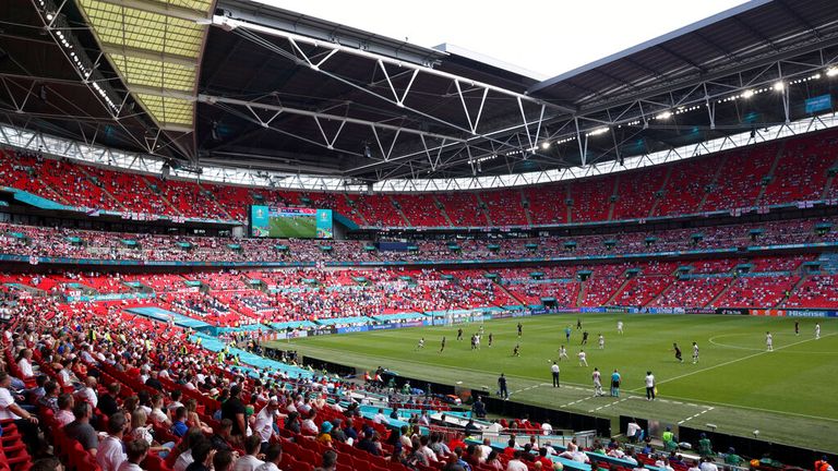 Les fans sont représentés dans les tribunes de Wembley dimanche.  Photo : AP