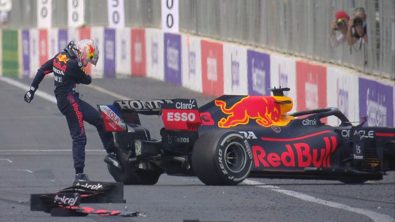 El Red Bull de Max Verstappen sufre una falla en los neumáticos que lo hace estrellarse mientras lideraba el GP de Azerbaiyán con solo unas pocas vueltas para el final