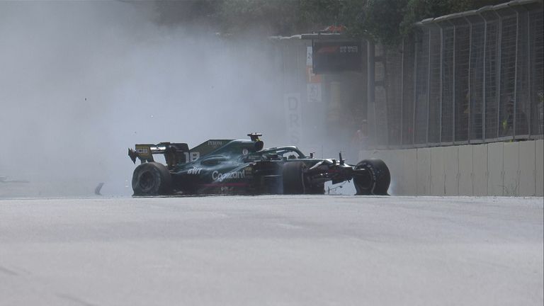 El Aston Martin de Lance Stroll sufre un pinchazo y se estrella a gran velocidad en la recta de salida y llegada durante el GP de Azerbaiyán.
