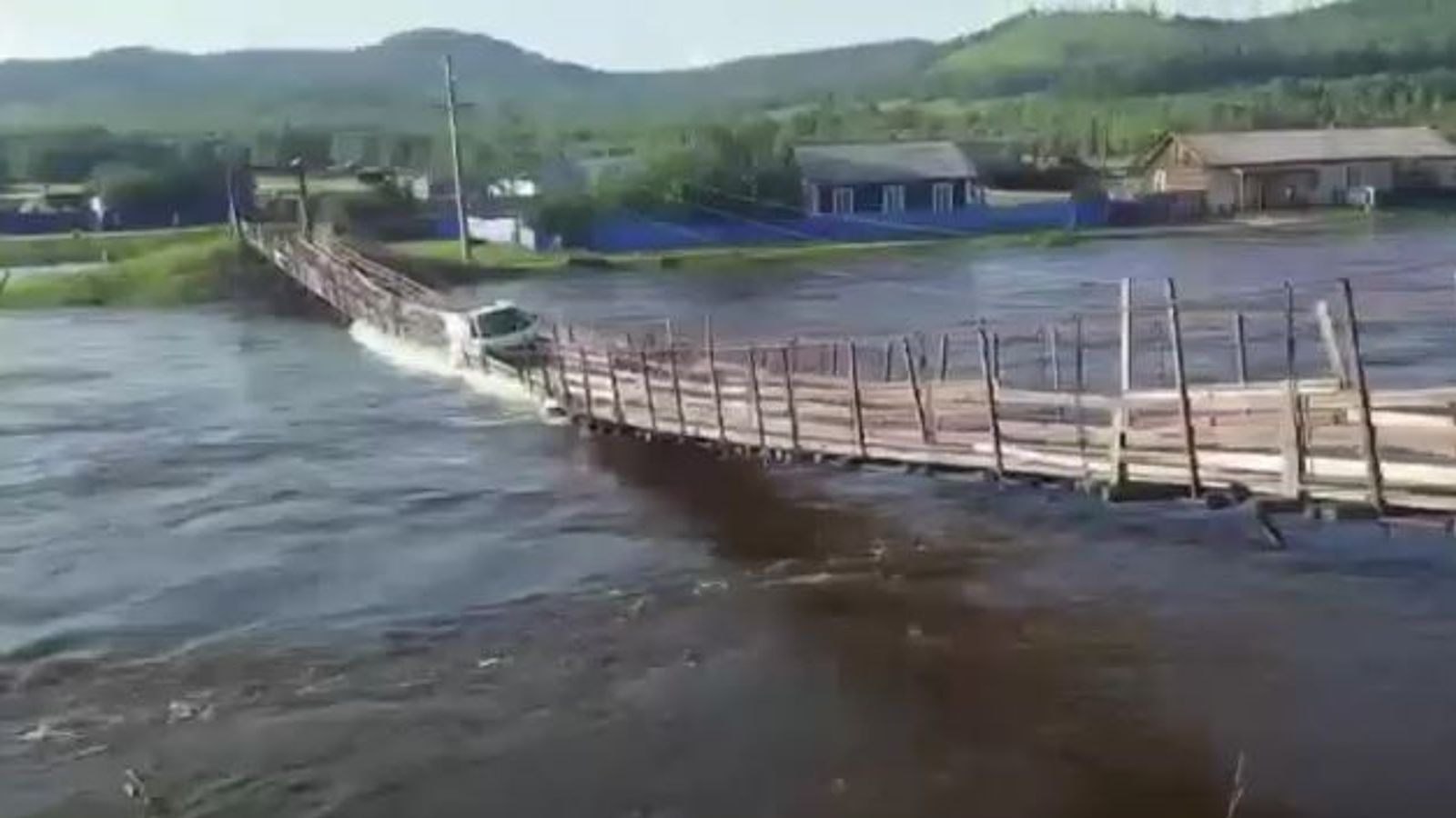 Russia: camionista raccoglie ponte sospeso allagato… perde |  Notizie dal mondo