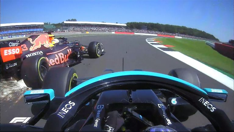 El GP de Gran Bretaña recibió una bandera roja cuando Max Verstappen se vio obligado a retirar su coche después de una colisión con Lewis Hamilton en la primera vuelta.  ¿Quién tuvo la culpa?