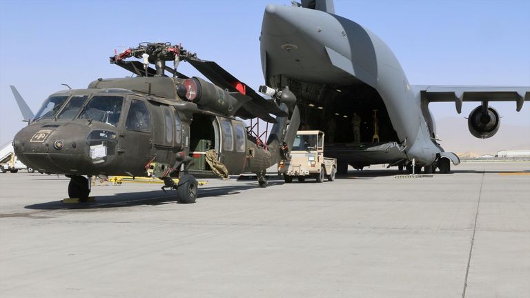 Egy Blackhawk helikoptert töltenek fel egy repülőgépre a kivonulás előkészítése során a múlt hónapban