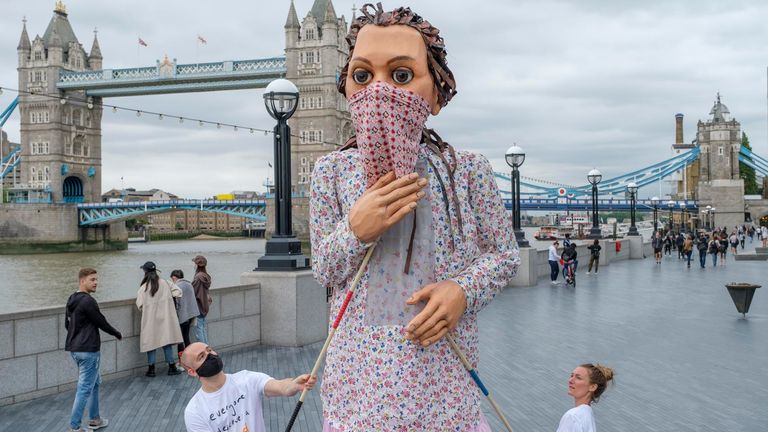 Amal est une marionnette - une fille réfugiée de 9 ans.  Photo : Bevan Roos