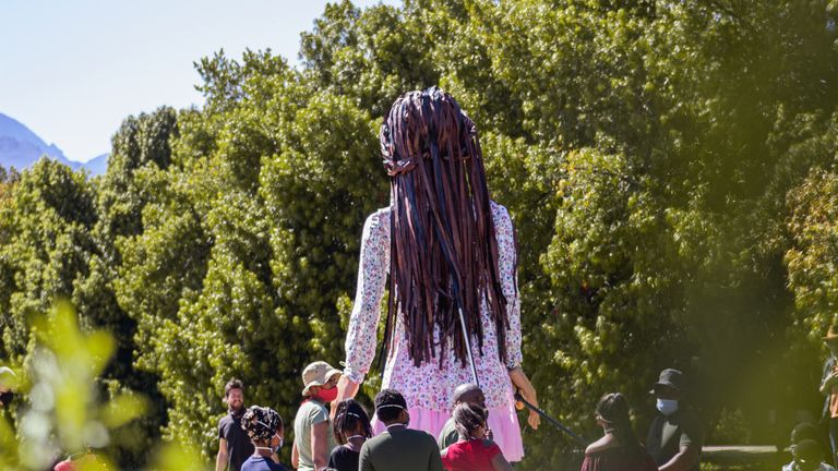 Amal est une marionnette - une fille réfugiée de 9 ans.  Photo : Bevan Roos