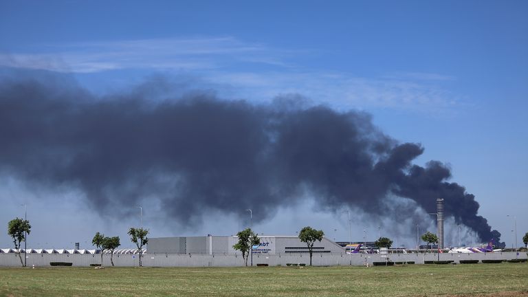 زنگ خطر انفجار باعث لرزش فرودگاه سوارنابهومی شد اما مقامات گفتند که هیچ پروازی لغو نشده است.  عکس AP