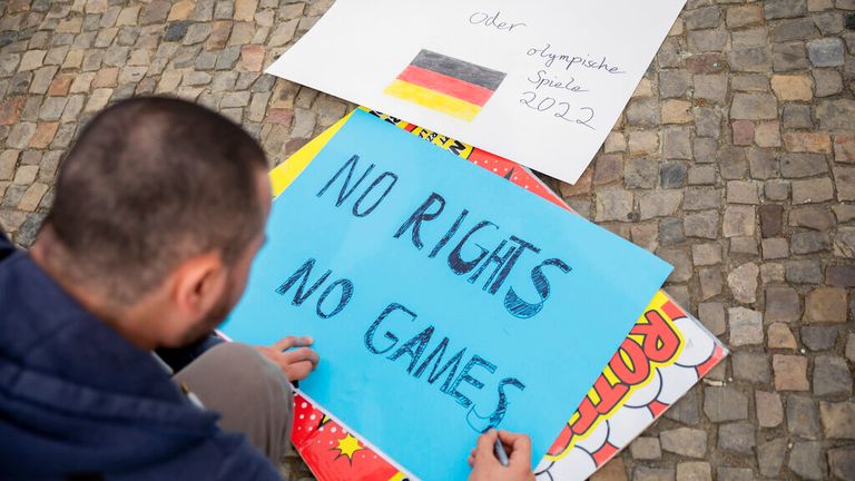 Ein Demonstrant am Brandenburger Tor in Berlin bei Demonstrationen im Juni dieses Jahres 