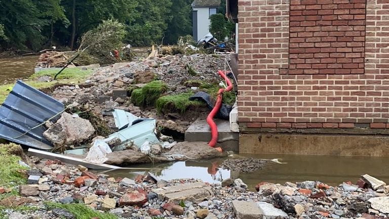 La città belga di Pepinster è stata devastata dalle inondazioni attribuite al cambiamento climatico تغير