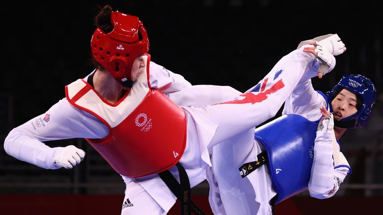 Tokyo 2020 Olympics - Taekwondo - Women&#39;s Heavyweight +67kg - Semifinal - Makuhari Messe Hall A, Chiba, Japan - July 27, 2021. Bianca Walkden of Britain and Lee Da-Bin of South Korea shake hands before competing REUTERS/Murad Sezer