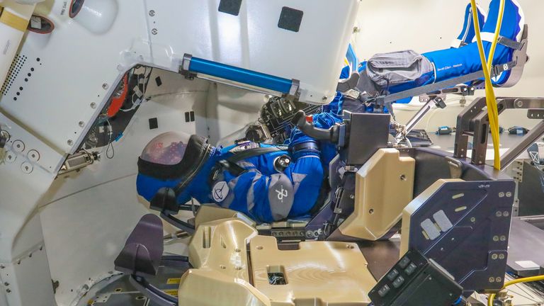 Ein von der NASA veröffentlichtes undatiertes Bild des Phantompiloten Rosie Rocketeer an Bord der Raumsonde Boeing CST-100 Starliner.  Der Weltraumriese Boeing wird im Rahmen eines Tests seinen zweiten unbemannten Flug zur Internationalen Raumstation (ISS) versuchen, um zu demonstrieren, dass er sicher zum und vom umlaufenden Labor gelangen kann.  Erscheinungsdatum: Montag, 26. Juli 2021.