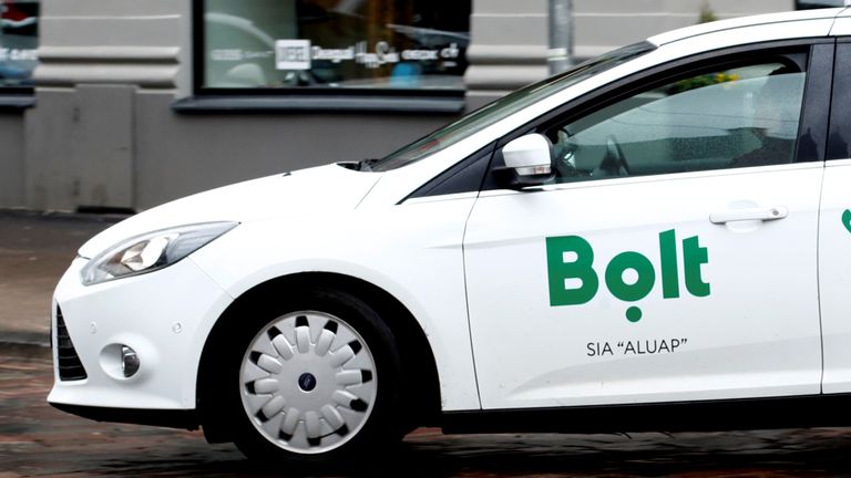 Un panneau Bolt (anciennement connu sous le nom de Taxify) est visible sur la voiture de taxi à Riga, en Lettonie, le 9 avril 2019. REUTERS / Ints Kalnins