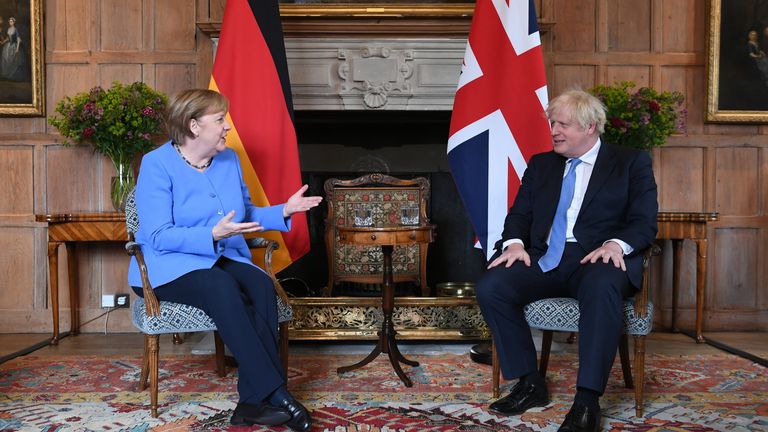 Premierminister Boris Johnson mit Bundeskanzlerin Angela Merkel vor ihrem bilateralen Treffen in Checkers, dem Landsitz des britischen Premierministers, in Buckinghamshire.  Fotodatum: Freitag, 2. Juli 2021.