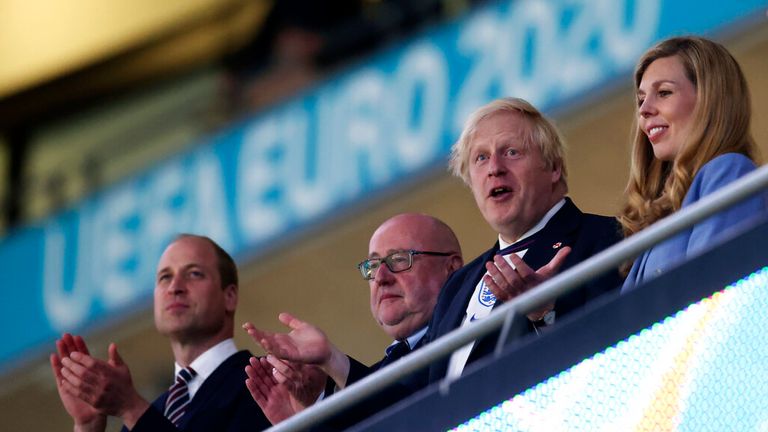 Le Premier ministre et sa femme étaient à Wembley, tout comme le prince William.  Photo : AP