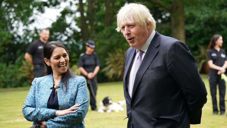 Le Premier ministre Boris Johnson et le ministre de l'Intérieur Priti Patel lors d'une visite au siège de la police de Surrey à Guildford, Surrey