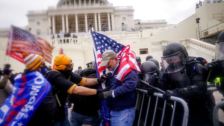 DOSSIER – Des émeutiers tentent de franchir une barrière policière au Capitole le 6 janvier 2021 à Washington.  Certaines des meilleures sources de 