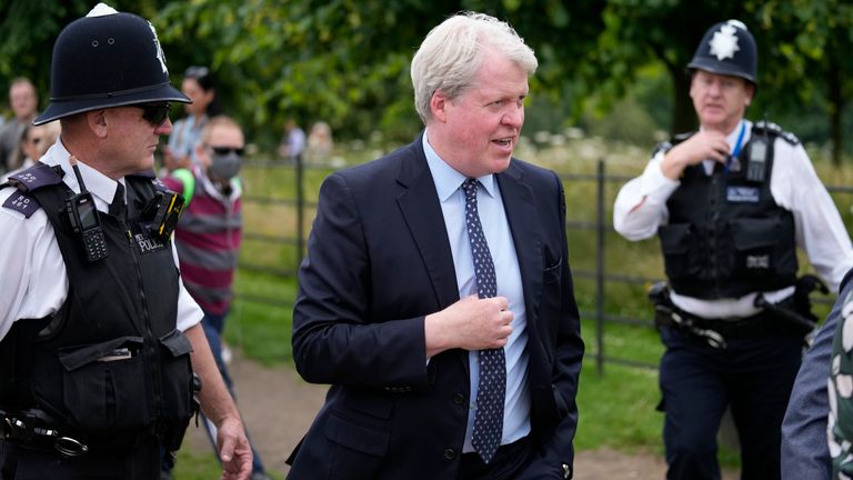 Charles Spencer, Earl Spencer i 9-të, mbërrin në Pallatin Kensington në Londër, të enjten, 1 korrik 2021, për të shënuar atë që do të kishte qenë ditëlindja e 60-të e motrës së tij, Princeshës Diana.  Princat William dhe Harry do të zbulojnë të enjten një statujë të nënës së tyre, Princeshës Diana, në atë që do të ishte ditëlindja e saj e 60-të.  Ngjarja në Kopshtin Sunken në Pallatin Kensington të Londrës do të jetë takimi i tyre i dytë publik që kur Harry dhe Meghan u larguan nga detyrat mbretërore më shumë se një vit më parë.  (AP Photo/Frank