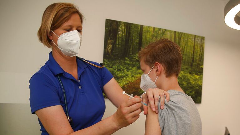 Un enfant reçoit le vaccin Pfizer-BioNTech aux États-Unis.  Photo : AP