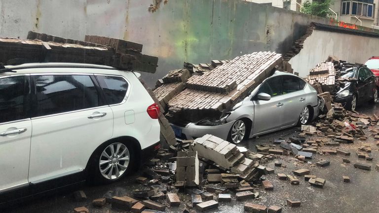 Trümmer einer eingestürzten Mauer, die durch sintflutartige Regenfälle verursacht wurde, zerstört 7 Autos in Zhengzhou, der zentralchinesischen Provinz Henan, 20. Juli 2021 (Imaginechina über AP Images)