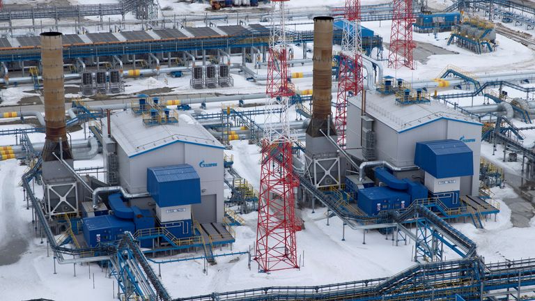 PHOTO DE DOSSIER: Une vue montre une installation de traitement de gaz, exploitée par la société Gazprom, sur le champ gazier de Bovanenkovo ​​sur la péninsule arctique de Yamal, en Russie, le 21 mai 2019. Photo prise le 21 mai 2019. REUTERS/Maxim Shemetov/File Photo