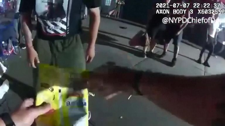 The officer pours the crisps on the ground before taping the packet to the victim&#39;s chest to stop the bleeding.