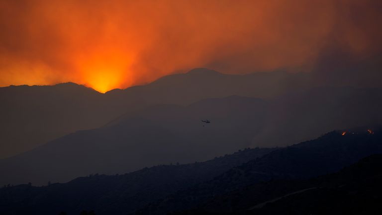 Ein Helikopter fliegt am Samstag, 3. Juli 2021, in Richtung des Rauchs über dem Feuer in der Bergregion Larnaca.  Zypern hat am Samstag andere EU-Mitgliedsstaaten gebeten, bei der Bekämpfung eines Großbrandes in einer Bergregion der östlichen Mittelmeerinsel zu helfen.  die Evakuierung von mindestens drei Dörfern.  (AP-Foto / Petros Karadjias)