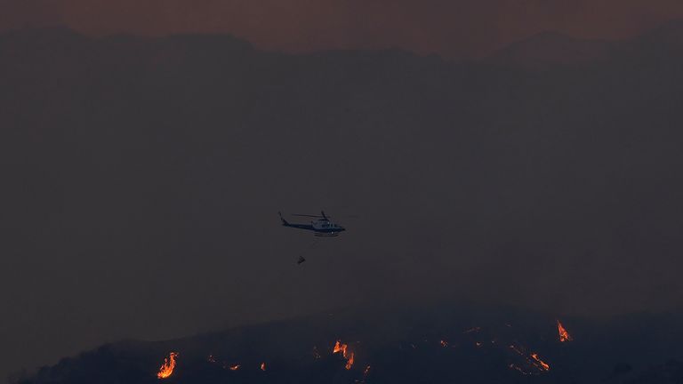 Ein Hubschrauber überfliegt am Samstag, den 3. Juli 2021, einen Waldbrand in der Bergregion Larnaca. Zypern hat andere europäische Länder gebeten, bei der Bekämpfung eines großen Waldbrandes in einer Bergregion des östlichen Mittelmeers zu helfen, der die Evakuierung erzwang.  mindestens drei Dörfer.  Umweltminister Costas Kadis sagte dem Staatssender Saturdasy, das Feuer habe 