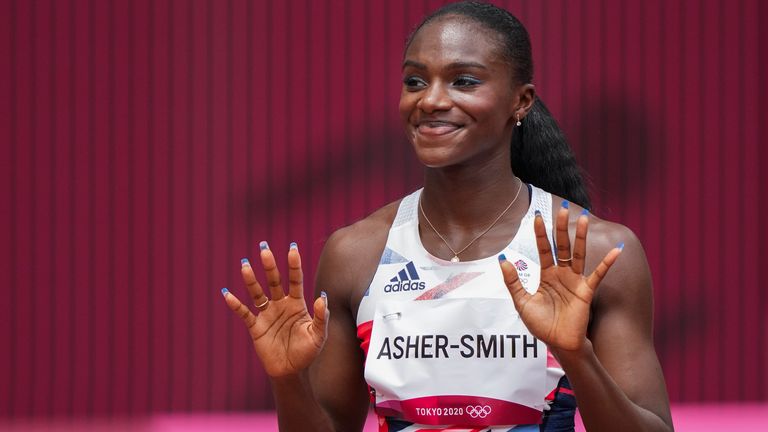 Dina Asher-Smith, de Grande-Bretagne, fait un geste devant sa course du 100 mètres féminin aux Jeux olympiques d'été de 2020, le vendredi 30 juillet 2021, à Tokyo.  (Photo AP/Matthias Schrader)