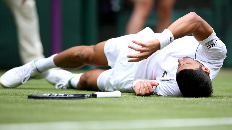 Novak Djokovic resbaló en el césped y jugó su segunda ronda del partido individual masculino con Kevin Anderson en el tercer día de Wimbledon en la cancha central del All England Lawn Tennis and Cricket Club, Wimbledon.  Imagen Fecha: miércoles 30 de junio de 2021.