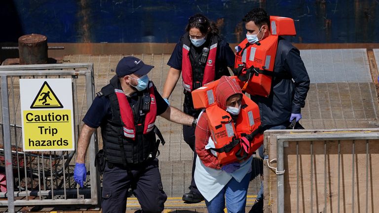 Un groupe de personnes soupçonnées d'être des migrants est amené à Douvres, dans le Kent, à la suite d'un incident sur un petit bateau dans la Manche plus tôt dimanche.  Photo date : dimanche 4 juillet 2021.