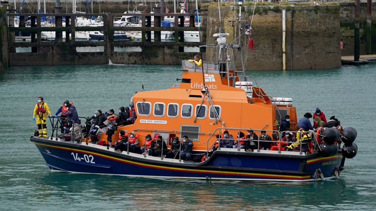 Un groupe de personnes soupçonnées d'être des migrants est amené à Douvres, dans le Kent, à bord d'un canot de sauvetage à la suite d'un incident sur un petit bateau dans la Manche plus tôt dimanche.  Photo date : dimanche 4 juillet 2021.