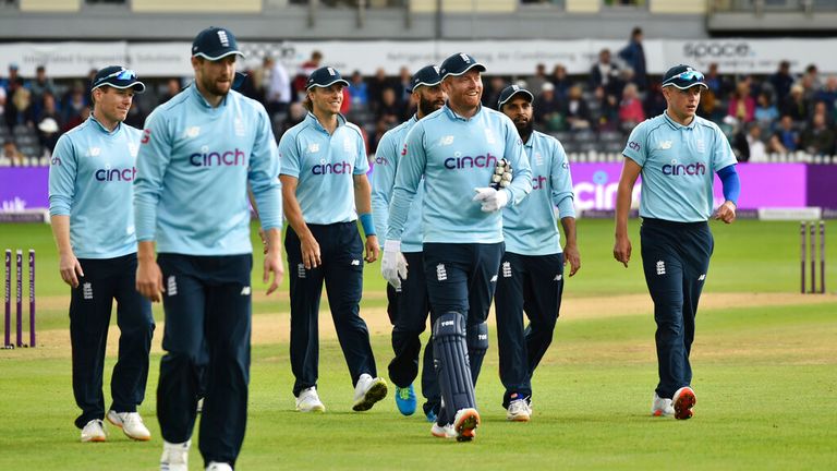 Les joueurs anglais quittent le terrain à la fin des manches sri-lankaises lors du troisième match international de cricket d'une journée entre l'Angleterre et le Sri Lanka, au Bristol County Ground à Bristol.