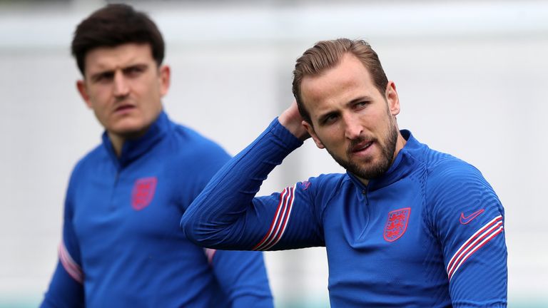 Harry Maguire (L) and Harry Kane appeared relaxed at England&#39;s training session