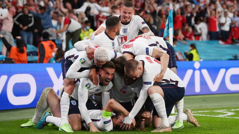 Harry Kane celebrates with teammates after he scores England&#39;s second goal