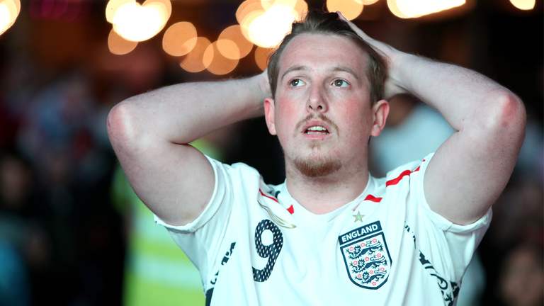 Les fans anglais réagissent au Vinegar Yard à Londres en regardant le match de demi-finale de l'Euro 2020 entre l'Angleterre et le Danemark.  Photo date : mercredi 7 juillet 2021.