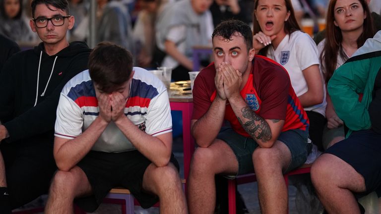 Les fans de Luna Springs à Birmingham regardent le match de demi-finale de l'Euro 2020 entre l'Angleterre et le Danemark.  Photo date : mercredi 7 juillet 2021.