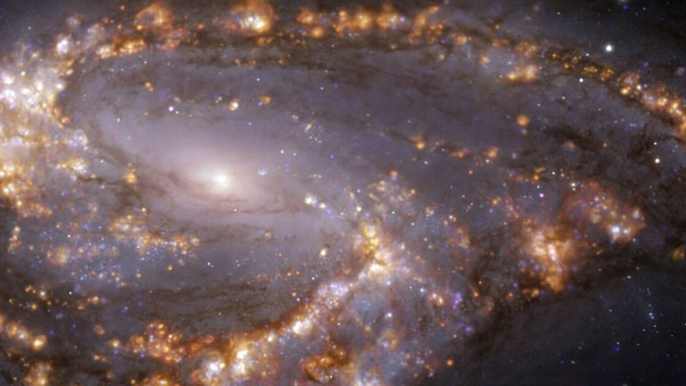 Dieses Bild, aufgenommen mit dem Multi-Unit Spectroscopic Explorer (MUSE) am Very Large Telescope (VLT) der ESO, zeigt die Nachbargalaxie NGC 3627. NGC 3627 ist eine Spiralgalaxie, die sich etwa 31 Millionen Lichtjahre von der Erde entfernt im Sternbild Löwe befindet .  Das Bild ist eine Kombination von Beobachtungen, die bei verschiedenen Lichtwellenlängen durchgeführt wurden, um Sternpopulationen und heißes Gas zu kartieren.  Das goldene Leuchten entspricht hauptsächlich Wolken aus ionisiertem Wasserstoff, Sauerstoff und schwefelhaltigem Gas, die das Vorhandensein neu geborener Sterne anzeigen, während die bläulichen Regionen im Hintergrund die Verteilung weiterer Sterne offenbaren High Angular Resolution Physics in the Nearby GalaxieS (PHANGS) Projekt, das hochauflösende Beobachtungen von nahen Galaxien mit Teleskopen durchführt, die über das elektromagnetische Spektrum hinweg arbeiten.