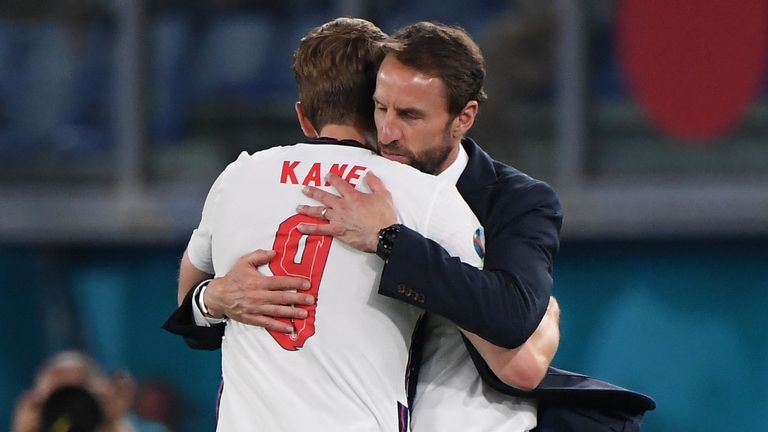 Gareth Southgate ôm Harry Kane sau khi hai bàn thắng của anh ấy giúp tuyển Anh giành vé vào bán kết Euro 2020