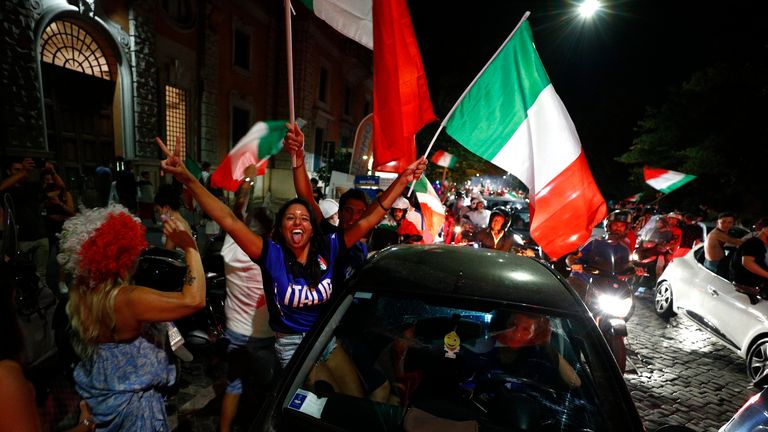 Soccer Football - Euro 2020 - Final - Fans gather for Italy v England - Rome, Italy - July 11, 2021 Italy fans celebrate after winning the Euro 2020 REUTERS/Guglielmo Mangiapane
